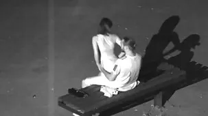 Una mujer adulta folla de forma lesbiana con una mujer negra.