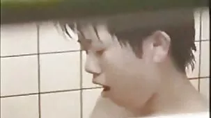 Hombre adulto vence a dos atletas a la vez