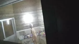 Una mujer rusa le hace una mamada a un hombre hasta que termina.