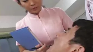 Caballero deja caer suavemente a su esposa madura