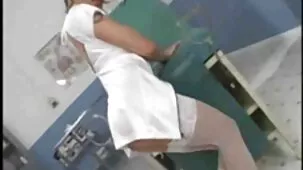 Mamá durmió para la masturbación, obligó al idiota a hacer cunnilingus