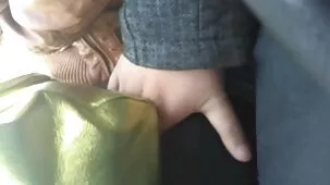tía le está dando a su sobrina un coño justo en la mesa de la cocina