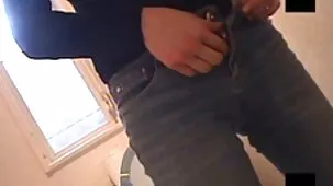 Una mujer adulta tiene sexo con un hombre