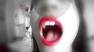 En lugar de acariciar la lencería, una madura morena con gafas toma la polla de su hijastro