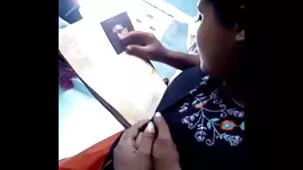 Instructor de yoga maduro seduce a un joven cliente para que tenga sexo lésbico