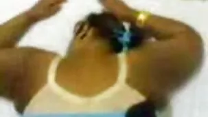 Mamá se masturba y lanza a su hijo para tener sexo