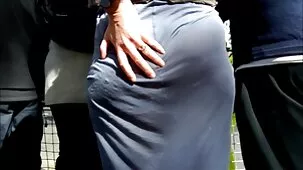 tio empuja a la mujer esbelta en la vagina