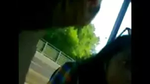 Mamá de pleno derecho chupa besos coño en un bote y follando con un hombre mayor