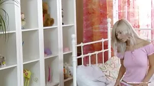 Porno con hermosa Milf en máscara a la que le gusta chupar