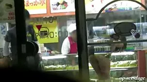 Mamá de grandes tetas besa al novio de su hija después de la fiesta