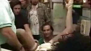 Marido se folla a su esposa madura de pie en la ventana