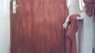Su hijo hace que su jugosa mamá le chupe la polla y la folle en un beso vaginal
