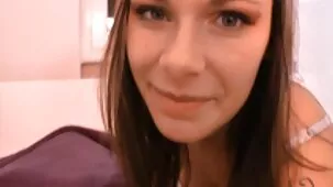 Criada madura follando con besos con chicos en el dormitorio