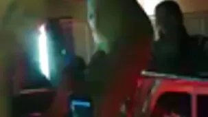 Mujer besa a joven jardinero en la calle