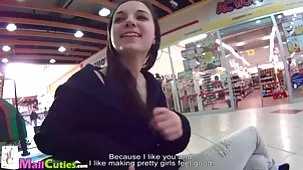 mujer madura chupando la polla de su marido antes de follar a zajeb
