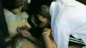 Madre folla a su hijo en la cocina.