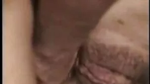 Hermosa Milf en medias no esperaba terminar en la máquina sexual tan pronto