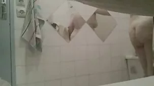 Joven mamá folla con su amante mientras filma un beso en cámara