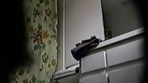 Marido se folla a su mujer besando a un negro y le llena la boca