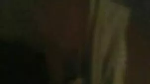 Hijastro en el dormitorio tira del coño de su madrastra sobre su polla dura