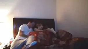 Mamá rusa folla y le da un beso en el culo.