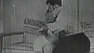 convierte a Kuni en una mujer que se sienta en un inodoro sucio antes de un beso
