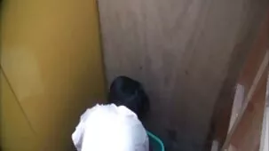 Dentro goteando sobre las grandes tetas de una mujer después de un beso