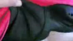 Mujer mayor con una figura de 20 años con calidez acaricia tetas de silicona y coño depilado