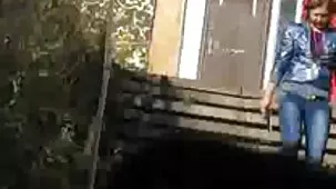 Dos mujeres bisexuales chupan la polla de un hombre y le dan un beso en el coño y el culo.