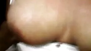 Madre cariñosa con grandes tetas convierte a su hijo en un hombre