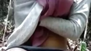 Rubia madura organiza sexo grupal con dos chicos jóvenes