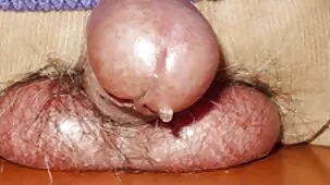 Belleza joven sentada en la polla de un hombre maduro