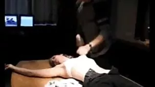 Hijo joven se folla a la novia de mamá en un beso en el coño y el culo sin vergüenza ni conciencia