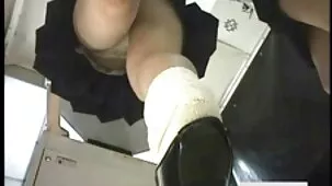 Hombre extiende MILF para sexo anal y es follado en posición a cuatro patas