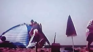 Fumar y tener rabia de silicona en la vagina en el sofá