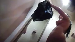 Madrastra gorda besa a su hijastro pidiéndole que use medias
