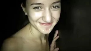 Rubia follada por el culo sobre la mesa y corrida entre las tetas