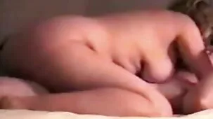 Besando hermosas putas maduras en el sofá