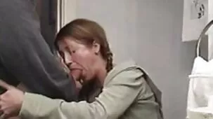 Hermosa mamá en medias inserta un poderoso falo en su culo después de la masturbación mutua