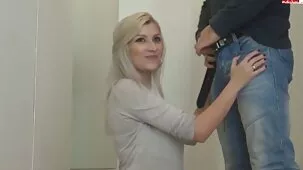Una rubia adulta conoce a su hijastro