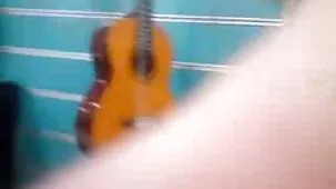 Una mujer adulta con el pelo corto le da un beso a su bebé gordito