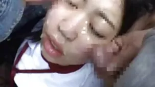 Dos MILF follan en el coño y el culo con un fuerte beso de un hombre