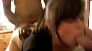 Mujer madura se sienta en la cara de un abanico y se ríe