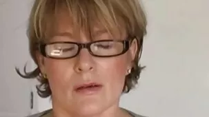 Mamá y papá maduros tienen sexo incestuoso con su amada hija