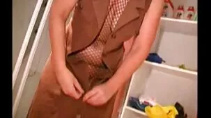 mamá en calcetines se divorció de su hijo para besar