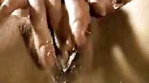 Chica joven relojes besando pareja madura