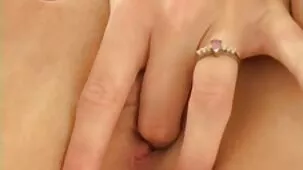 Beso en la cabeza de la madre con las manos atadas
