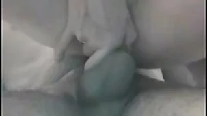 Hijastro se folla a su madrastra tetona besándose en la ducha mientras su padre se para detrás de la puerta