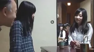 Hijastro lame el culo de su madrastra para que no se aburra sin su hija