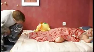 Esposa sexy se folla al beso de su amante mientras su marido pasea al perro